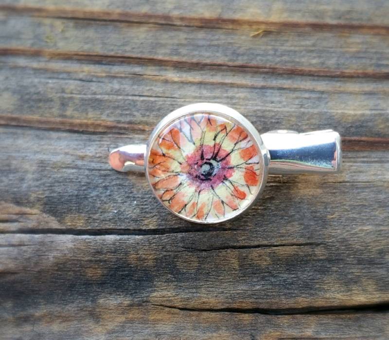 Gerbera Daisy-Haar-Clip. Aquarell Und Tusche Von Hand Bemalt Miniaturmalerei, Rot Gelb Gerber Daisy in Einer Haarspange Oder Foto-Clip Aufhänger Gerbera Daisy-Haar-Clip. Aquarell Und Tusche Von Hand Bemalt Miniaturmalerei, Rot Gelb Gerber Daisy in Einer Haarspange Oder Foto-Clip Aufhänger von SkipperBay