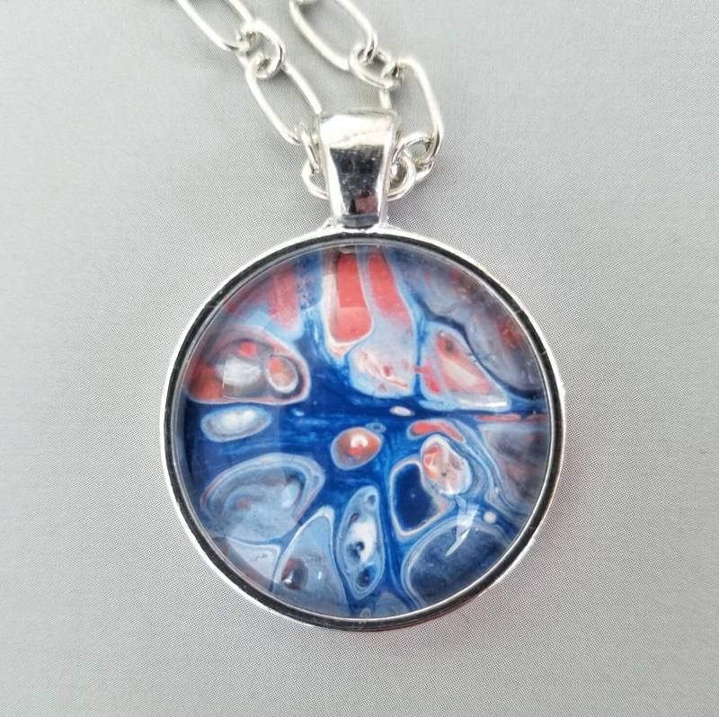 Handbemalte Halskette, Blau, Orange Und Weiss Fließendes Gemälde, Anhänger. Tragbare Kunst Acryl Miniatur Gemälde Handbemalte Halskette, Blau, Orange Und Weiss Fließendes Gemälde, Anhänger. Tragbare Kunst Acryl Miniatur Gemälde von SkipperBay