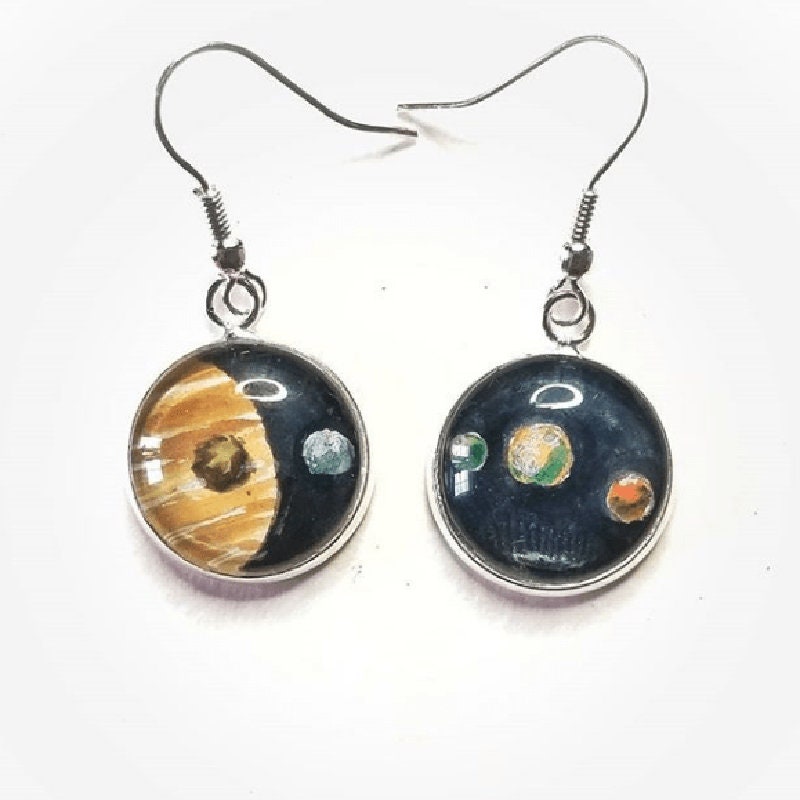 Jupiteroherringe. Jupiter Und 5 Seiner Monde Handbemalt in Aquarell. Miniatur-Gemälde, Wearable Art Ohrringe, Planeten Raum Jupiteroherringe. Jupiter Und 5 Seiner Monde Handbemalt in Aquarell. Miniatur-Gemälde, Wearable Art Ohrringe, Planeten Raum von SkipperBay