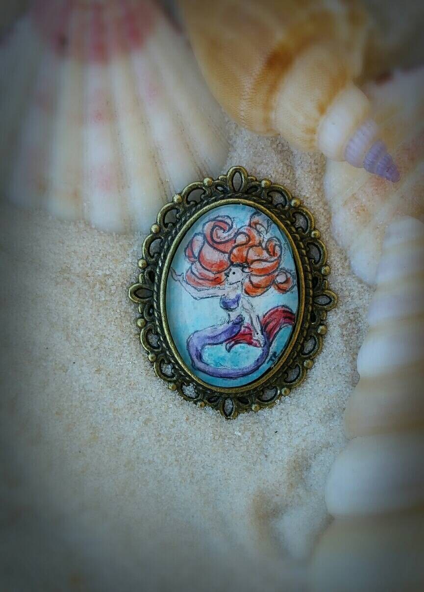 Meerjungfrau-Brosche. Meerjungfrau-Pin, Oder Meerjungfrau Kamee Puppenhaus-Malerei. Handgemalten Aquarell Im Vintage-stil Bronze Kamee-Brosche Meerjungfrau-Brosche. Meerjungfrau-Pin, Oder Meerjungfrau Kamee Puppenhaus-Malerei. Handgemalten Aquarell Im Vintage-stil Bronze Kamee-Brosche von SkipperBay