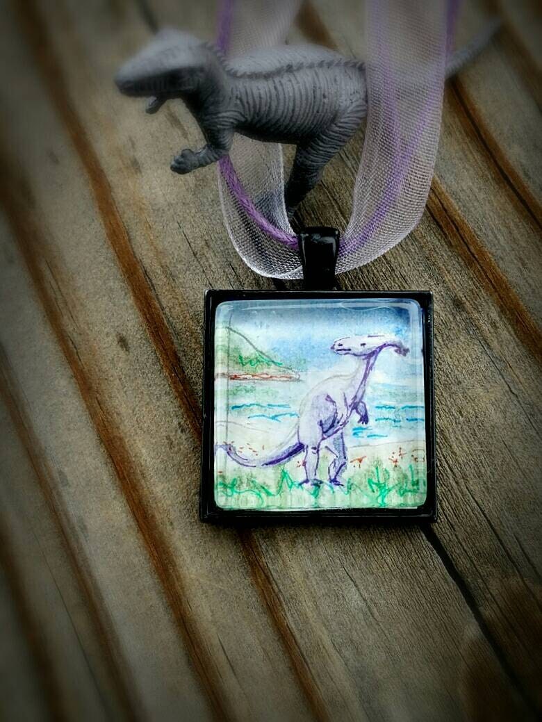 Parasaurolophus Halskette. Dinosaurier-Halskette, Handbemalt Original Aquarell Tragbare Kunst Anhänger, in Schwarzem Metall von SkipperBay