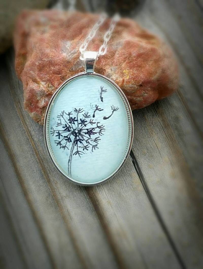 Pustezahn Kette Oder Schlüsselanhänger. Handgezeichnete Und Bemalte Tragbare Kunst, Pusteblumensamen, Die Im Wind Wehen, Wunschblumen Halskette Pustezahn Kette Oder Schlüsselanhänger. Handgezeichnete Und Bemalte Tragbare Kunst, Pusteblumensamen, Die Im Wind Wehen, Wunschblumen Halskette von SkipperBay