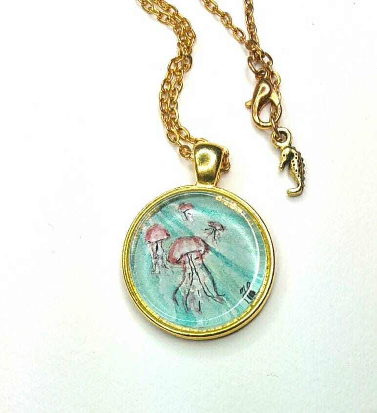 Quallen-Kette. Handbemalte Rosa Qualle in Einem Blau-Grünen Aquarell Meer, Vergoldet Einstellung. Schrulligen Ozean Geschenk W/Seepferdchen Am Quallen-Kette. Handbemalte Rosa Qualle in Einem Blau-Grünen Aquarell Meer, Vergoldet Einstellung. Schrulligen Ozean Geschenk W/Seepferdchen Am von SkipperBay
