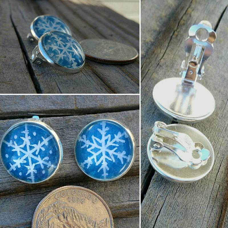 Schneeflocke Ohrclips. Handbemalte Schneeflocken, Jedes Ist Einzigartig Versilberte Clip Auf Ohrringe, Winter Schmuck Clipons von SkipperBay