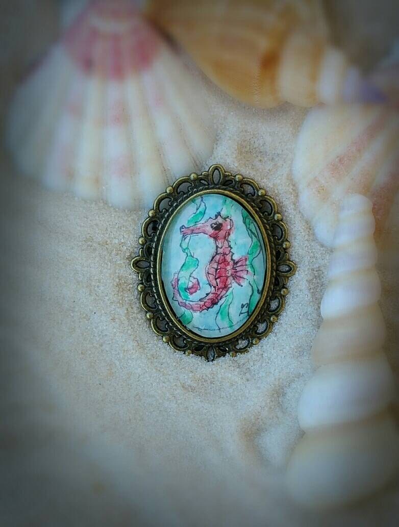 Seepferdchen Brosche Oder Seepferdchen-Pin. Handbemalte Aquarell Türkis Und Koralle Miniaturmalerei Seepferdchen Brosche Oder Seepferdchen-Pin. Handbemalte Aquarell Türkis Und Koralle Miniaturmalerei von SkipperBay