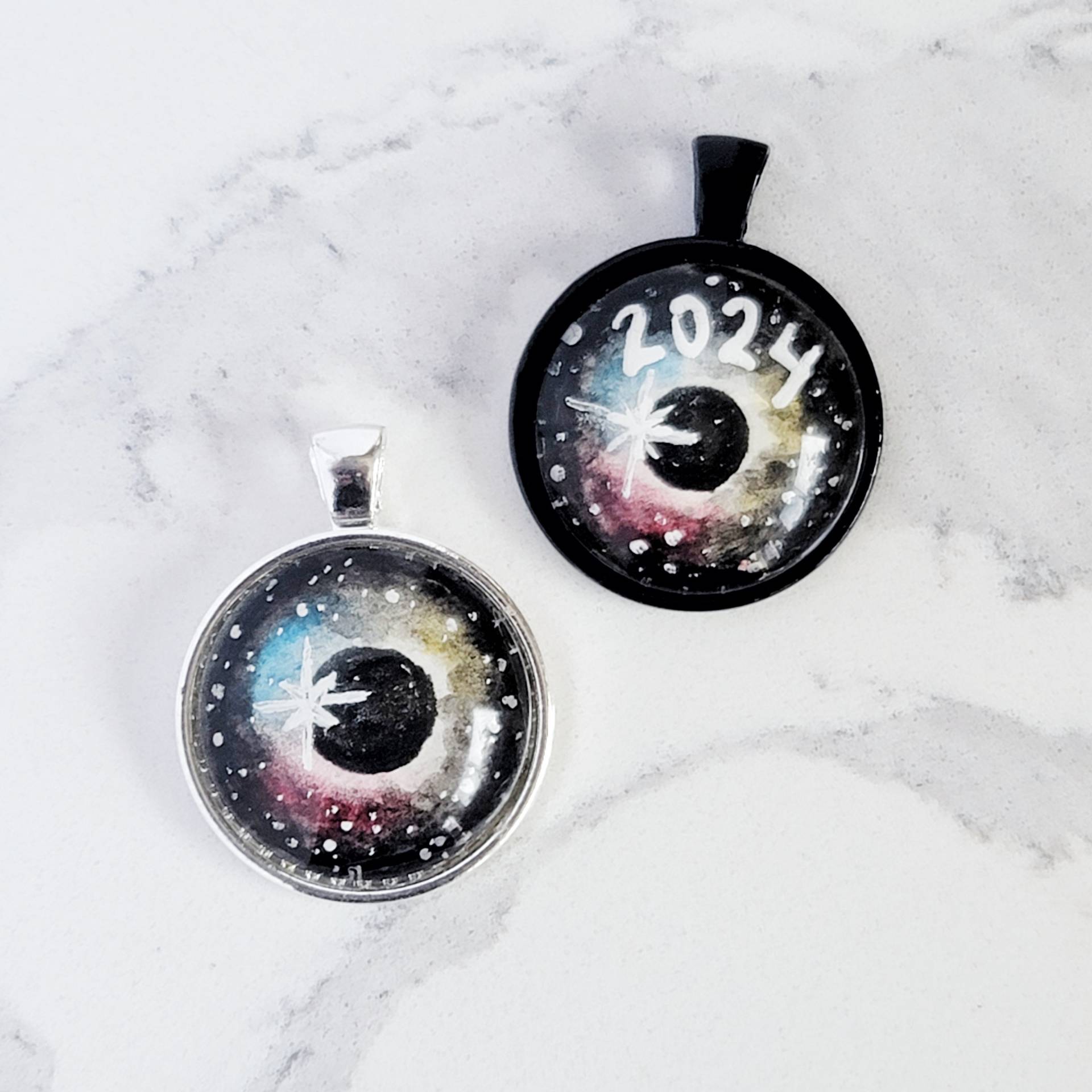 Sonnenfinsternis-Halskette, Handbemalte, Tragbare Kunst Des Aquarells, Eclipse-Anhänger, Schwarze Fassung. Sonnenfinsternis Geschenk Sonnenfinsternis-Halskette, Handbemalte, Tragbare Kunst Des Aquarells, Eclipse-Anhänger, Schwarze Fassung. Sonnenfinsternis Geschenk von SkipperBay