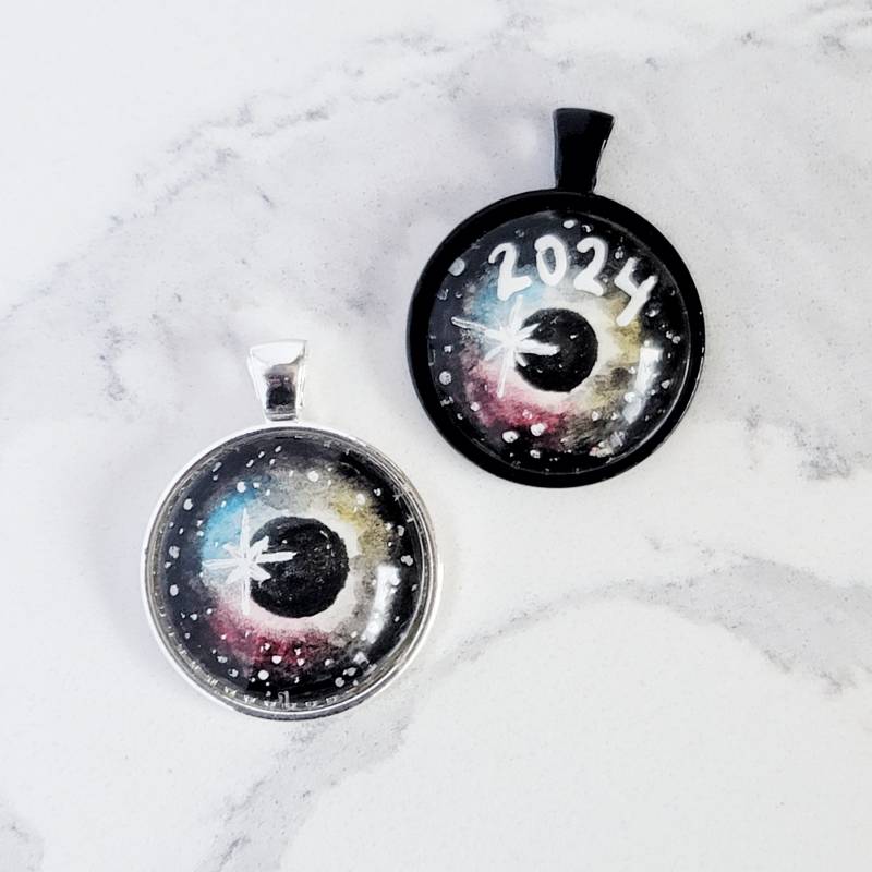 Sonnenfinsternis-Halskette, Handbemalte, Tragbare Kunst Des Aquarells, Eclipse-Anhänger, Schwarze Fassung. Sonnenfinsternis Geschenk Sonnenfinsternis-Halskette, Handbemalte, Tragbare Kunst Des Aquarells, Eclipse-Anhänger, Schwarze Fassung. Sonnenfinsternis Geschenk von SkipperBay