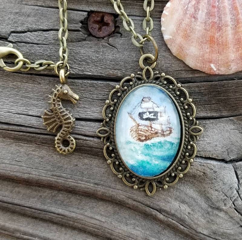 Versenden Sie, Von Hand Bemalt Schiff Miniatur Kunst Kette, Aquarell Und Tusche Tragbare Kunst. Piratenkostüm, Geschenk Oder Den Alltag Versenden Sie, Von Hand Bemalt Schiff Miniatur Kunst Kette, Aquarell Und Tusche Tragbare Kunst. Piratenkostüm, Geschenk Oder Den Alltag von SkipperBay