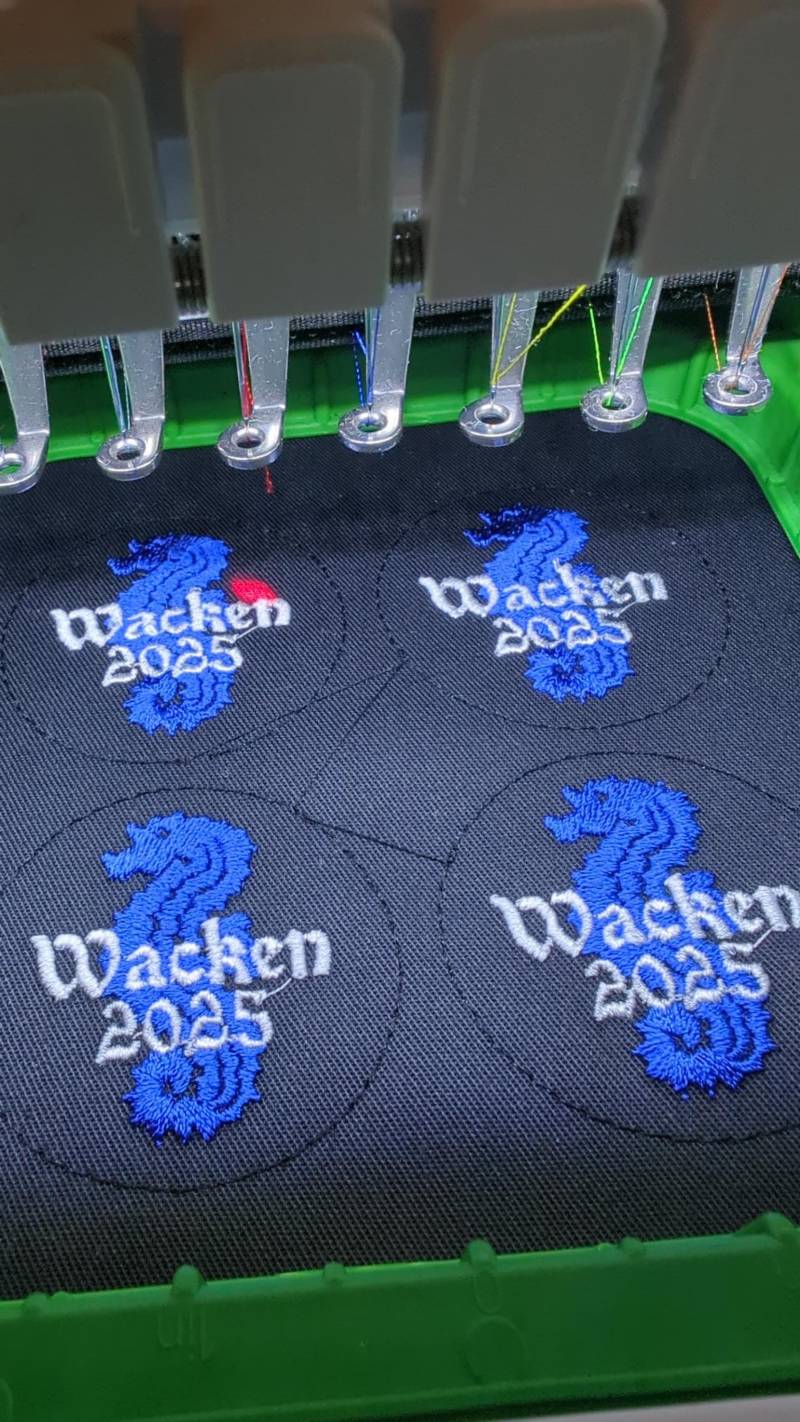 Handgemacht, Wacken, Patch, Heavy Metal, Stickerei-Patch, Festival, Logo, Metal Aufnäher, Seepferdchen 2023 2024 Und 2025 Handgemacht, Wacken, Patch, Heavy Metal, Stickerei-Patch, Festival, Logo, Metal Aufnäher, Seepferdchen 2023 2024 Und 2025 von SkizziesDE