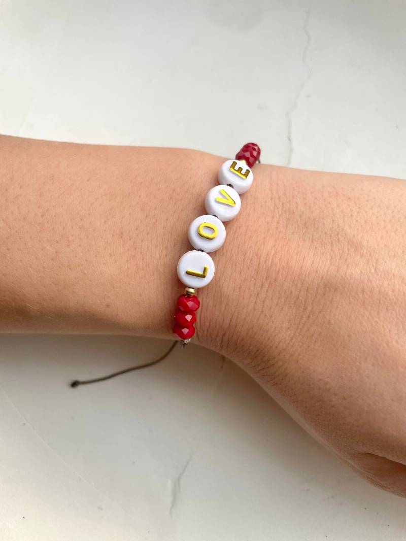 Makramee Armband Graubraun Love Perlen Kristall Glas Rot Messingperlen Größenverstellbar Muttertag Geburtstag Süße Geschenkidee Schmuck von SkizzyStuff