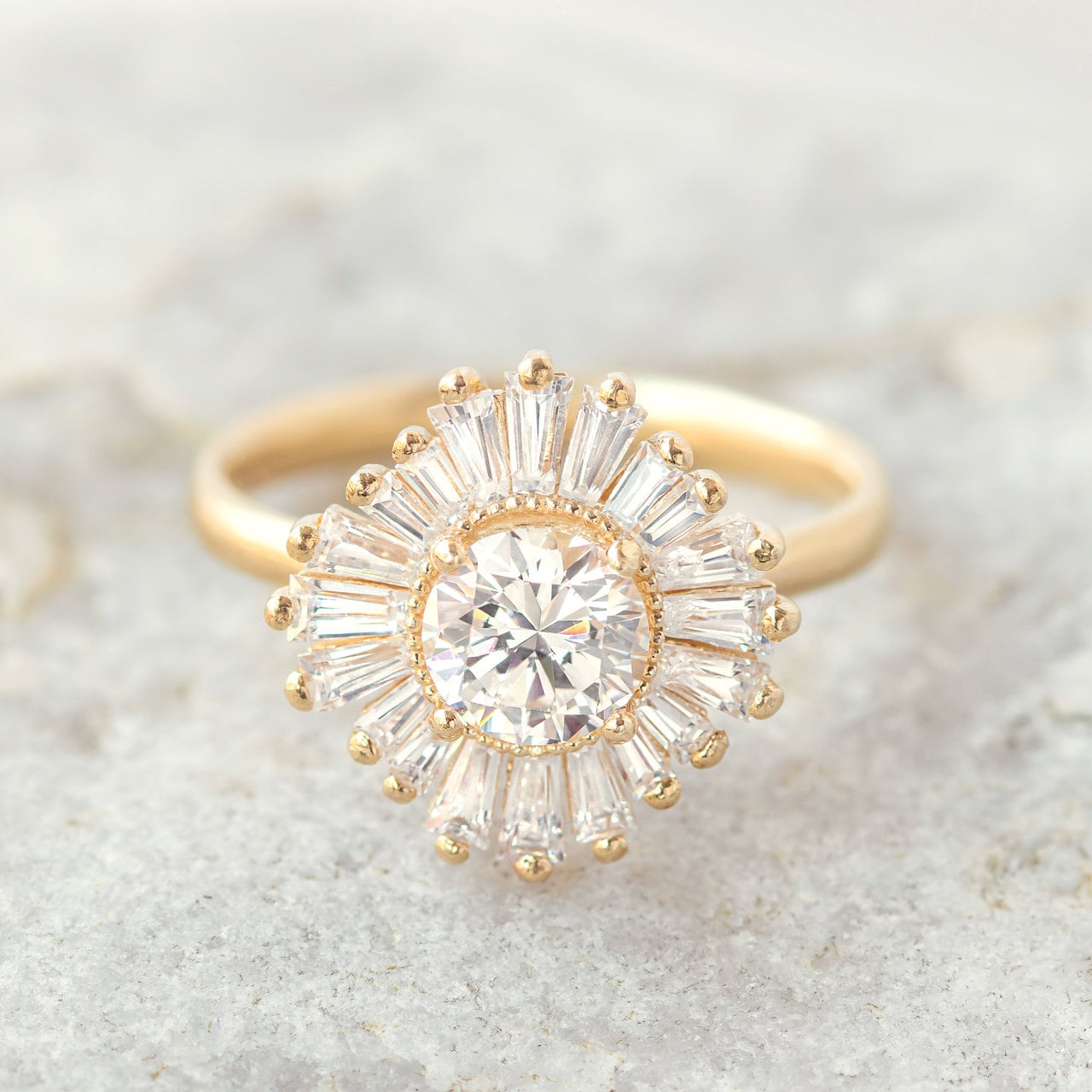 14K Gelbgold Jahrestagsring Rund Starburst Verlobungsring Baguette Halo Moissanit Ehering Versprechensring Jahrestagsgeschenk von SkjewelleryStudio