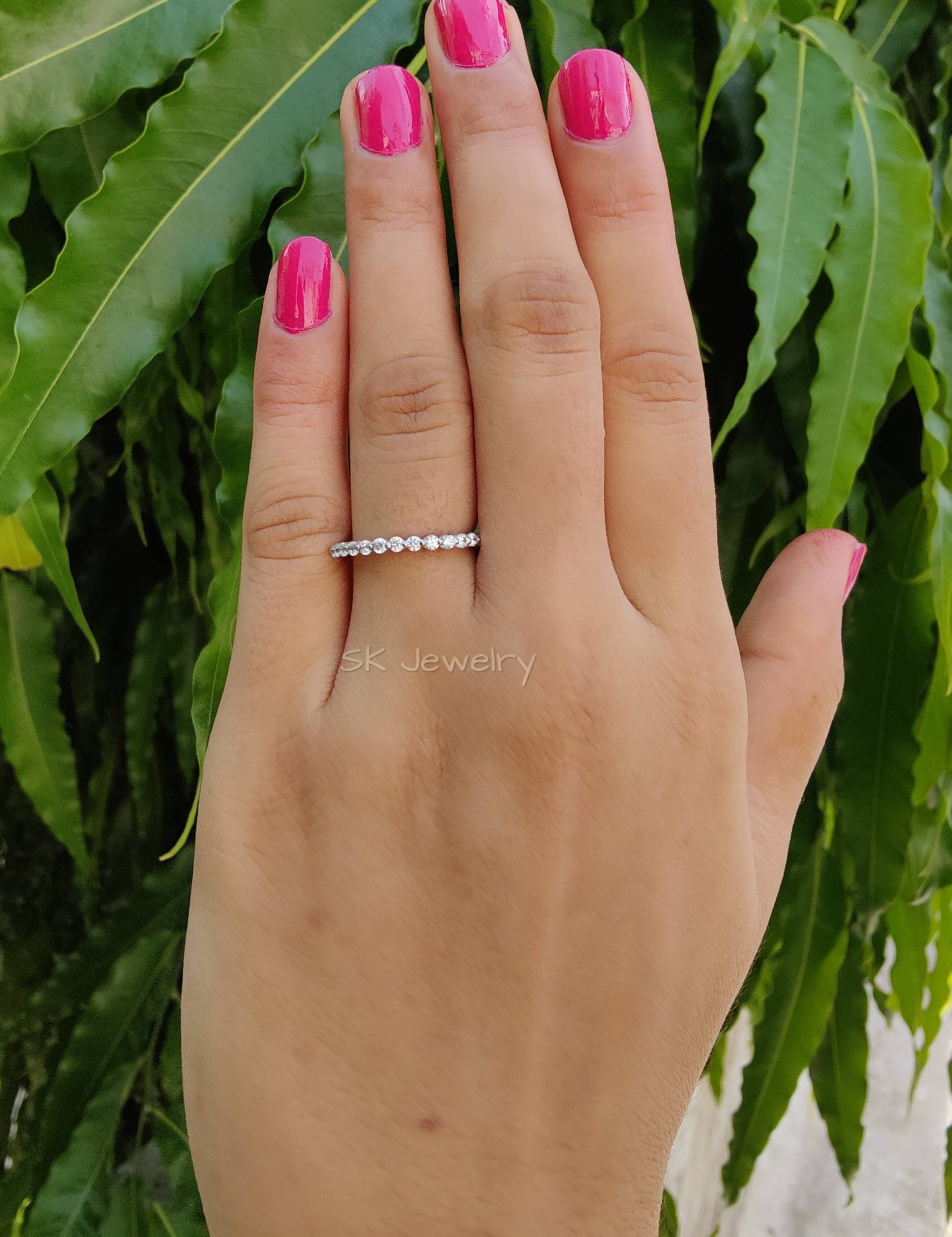 14K Weißgold Jubiläumsband Runder Diamant Ehering, Moissanite Versprechen Ring Für Ihr Jahrestagsgeschenk von SkjewelleryStudio