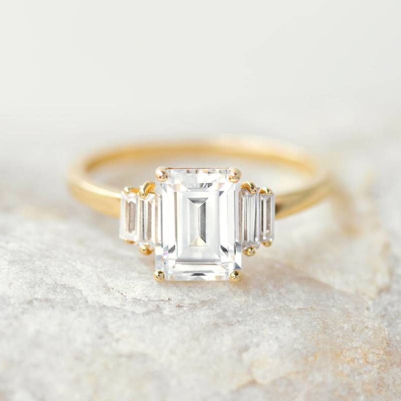 14K Weißgold Jubiläumsring Smaragd Und Baguettering Smaragdschliff Verlobungsring Drei Stein Ehering Versprechensring Jahrestagsgeschenk von SkjewelleryStudio