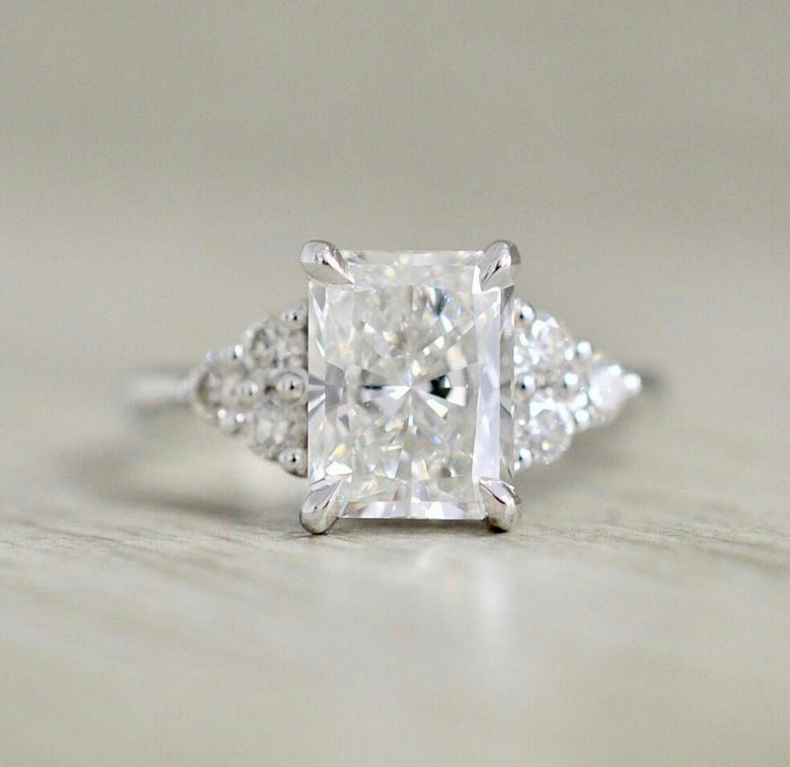 Radiant Cut Moissanite Verlobungsring 14K Weißgold Ehering Drei Stein Ring Versprechen von SkjewelleryStudio