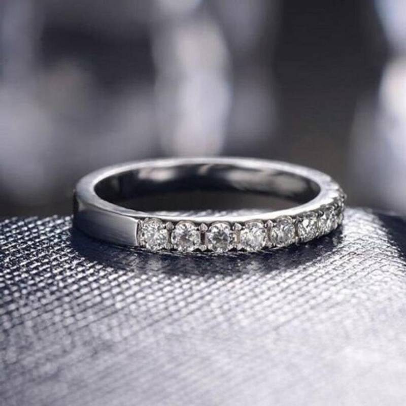 14K Weißgold Halbe Ewigkeit Ehering Rund Moissanit Verlobungsring Jubiläumsring Versprechen Ring Jubiläumsgeschenk von SkjewelleryStudio