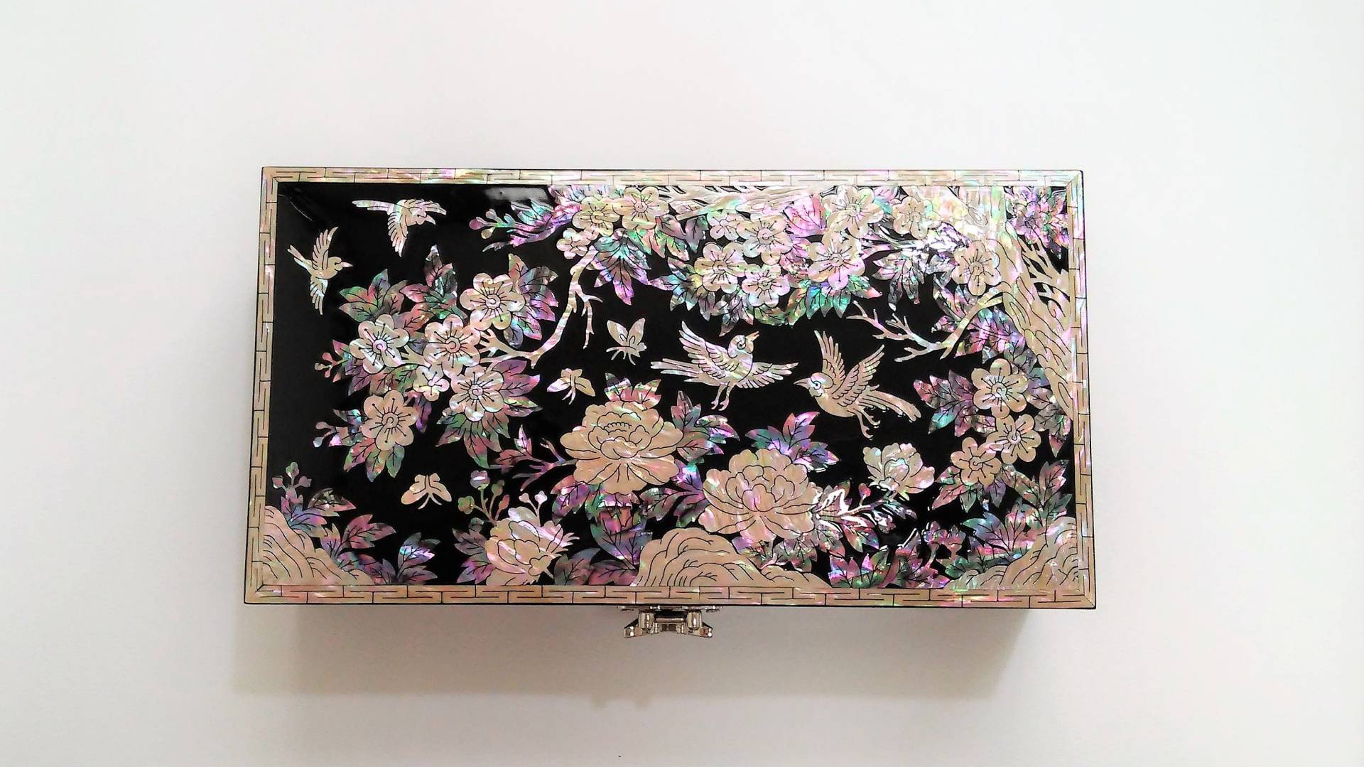 Perlmuttschmuckschatulle Schmuckaufbewahrung Holzbox Erinnerungsbox Pfingstrosen Und Vögel Muster Schwarz Perlmuttschmuckschatulle Schmuckaufbewahrung Holzbox Erinnerungsbox Pfingstrosen Und Vögel Muster Schwarz von Skodesigned