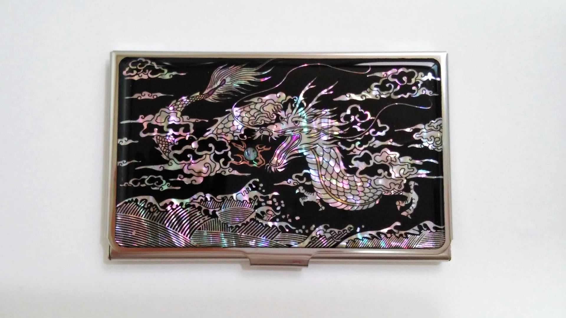 Visitenkartenetui Drache Perlmutt Aus Edelstahl Schwarz von Skodesigned