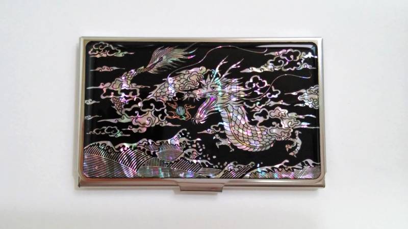 Visitenkartenetui Drache Perlmutt Aus Edelstahl Schwarz von Skodesigned