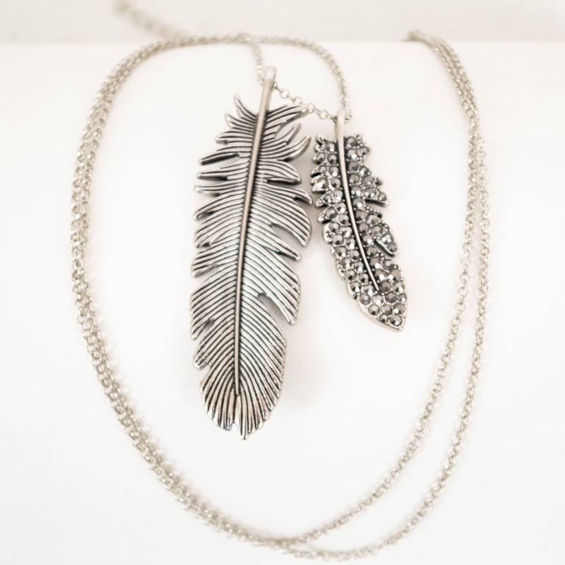 Metall Federn Anhänger Halskette Silber Ton Kette 1 Feder Mit Dunklen Strasssteinen von SkograndStudioStore