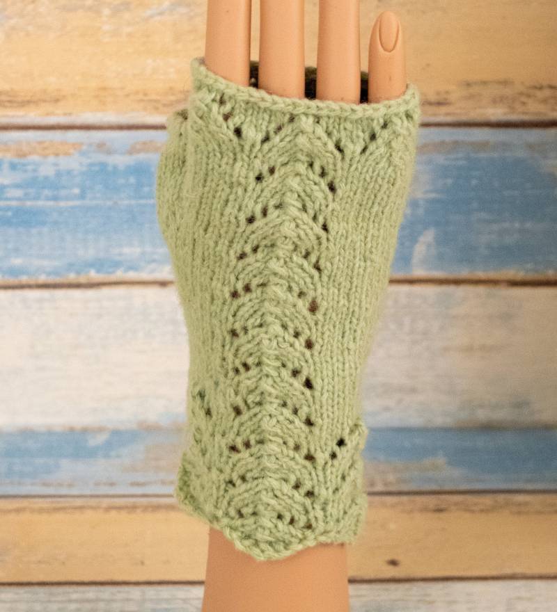 Paar Spitze Fingerless Handschuhe Grün Lammwolle Und Angora Mischung Garn Hand Made in Den Usa von SkograndStudioStore