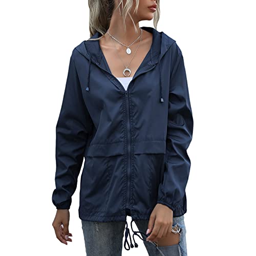 Skrsila Damen Regenjacke Leicht Jacke mit Kapuze Windbreaker Wasserdicht Atmungsaktiv Winddicht Outdoorjacke mit Einstellbarer Kordelzug Einfarbig Regenmantel von Skrsila