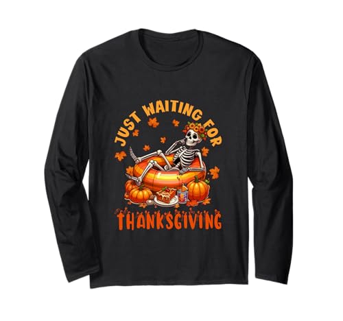 Waiting for Thanksgiving Skeleton Woman Relaxing Fall Leaves Langarmshirt von Skull, Skeleton Thanksgiving Costume