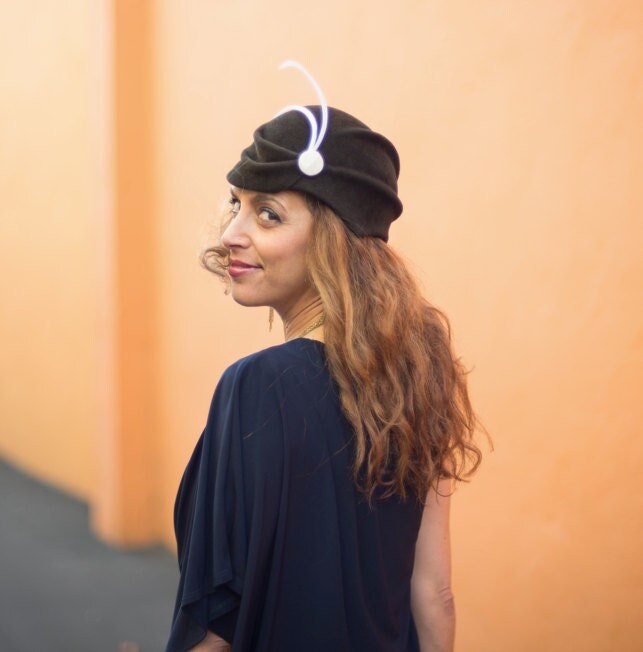 Handgeblockte Freeform Damen Turban Mütze Aus Braunem Fellfilz Handgeblockte Freeform Damen Turban Mütze Aus Braunem Fellfilz von SkyMillinery