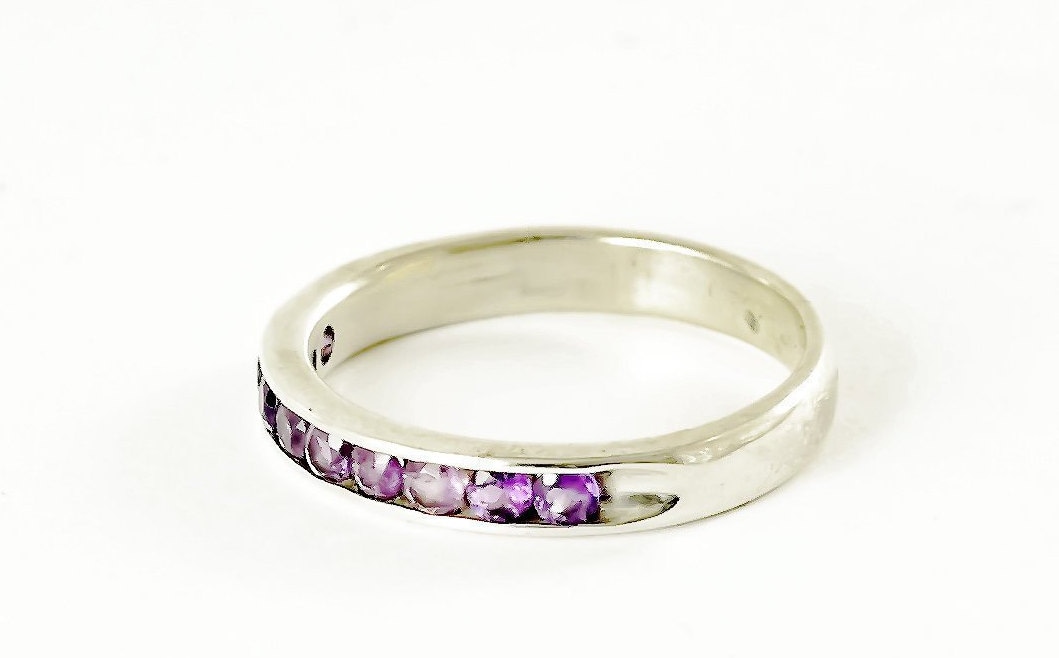 Halbe Ewigkeit Band Mit Amethyst Und 925 Sterling Silber Stapelbare Edelstein Ring Perfekte Verlobung, Valentinstag Oder Geburtstag Geschenk Für Sie von SkyPeakBoutique