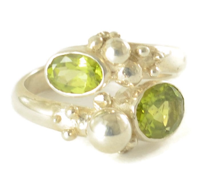 Peridot 92 5 Sterling Silberring Mit Einer Berieselung Von Silberkugeln Auf Einem Verstellbaren Ring von SkyPeakBoutique