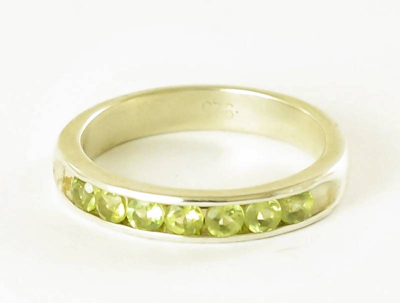 Peridot Eternity Sterling Silber Ring von SkyPeakBoutique