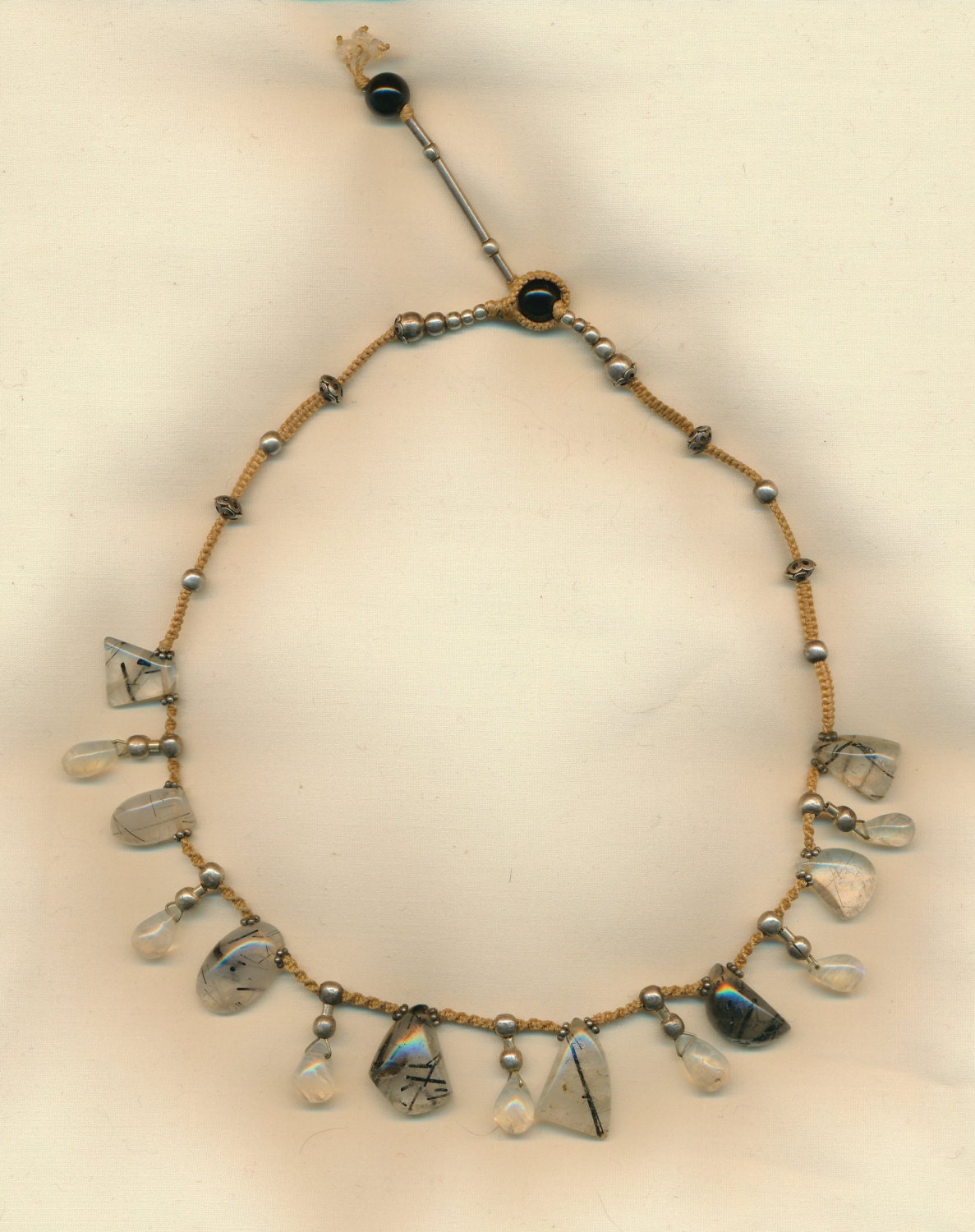 Turmalinquarz Mit Mondstein Und Umgeben Von 92 5 Sterling Silber, Die Alle in Einer Technik Namens Makramee Aneinandergereiht Sind von SkyPeakBoutique