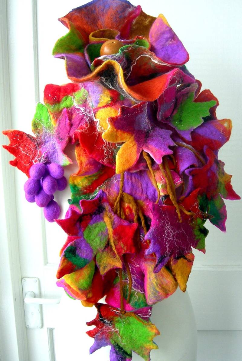 Handgefilzter Damenschal Und Brosche - Roter Weinstock von SkyWool