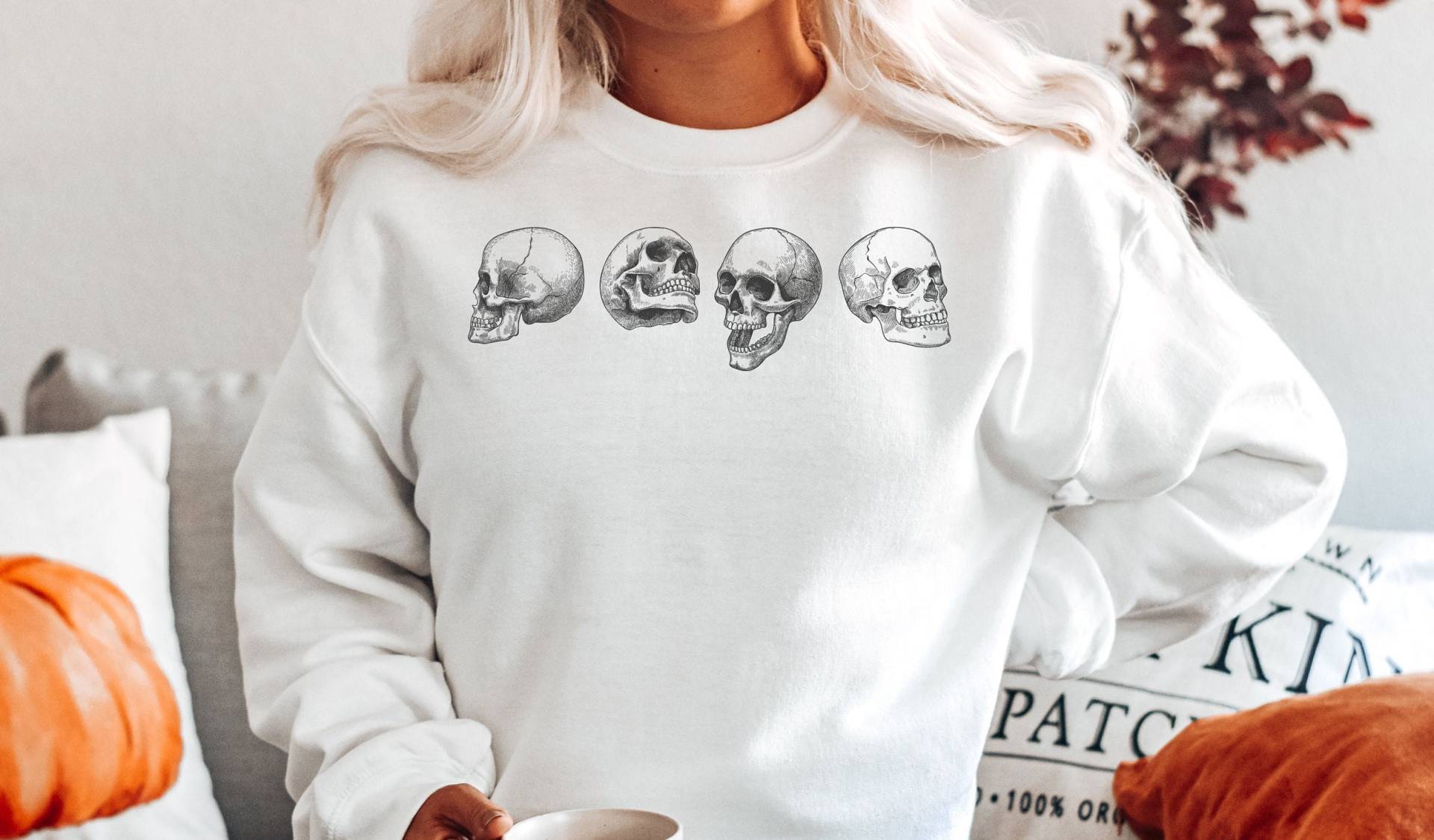 Totenkopf Sweatshirt, Halloween Crewneck, Trendy Gothic Kleidung, Plus Size Goth Kunst Zeichnung von SkyandLunaHome