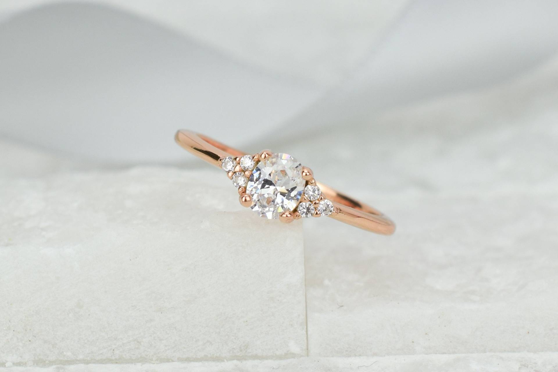 0.7 Ct 18K Rose Oval Prinzessin Ring, Verlobungsring, Ehering, Ovaler Drei-stein-Ring, Versprechen Künstliche Diamant Simulant von Skyjwels