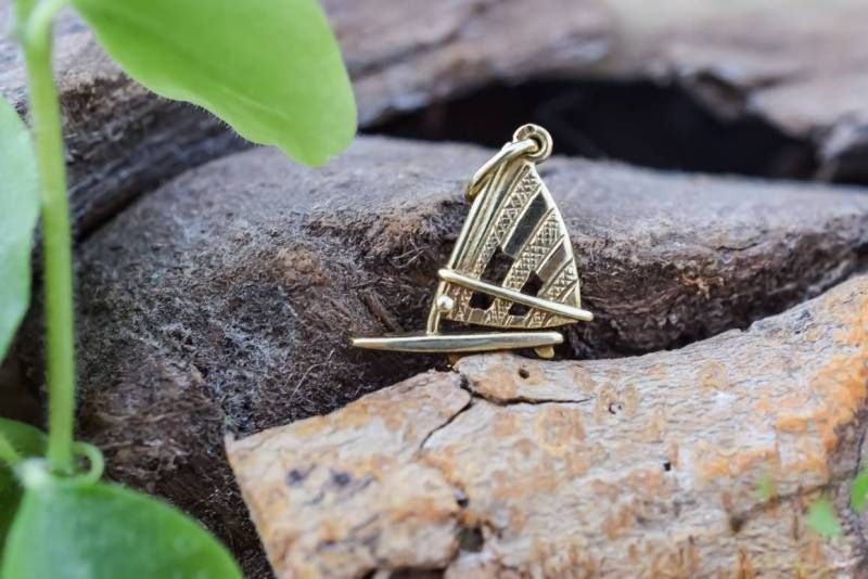 14K Gold Segelboot Anhänger, Charme, Boot Vintage Segelboot, Charme von Skyjwels