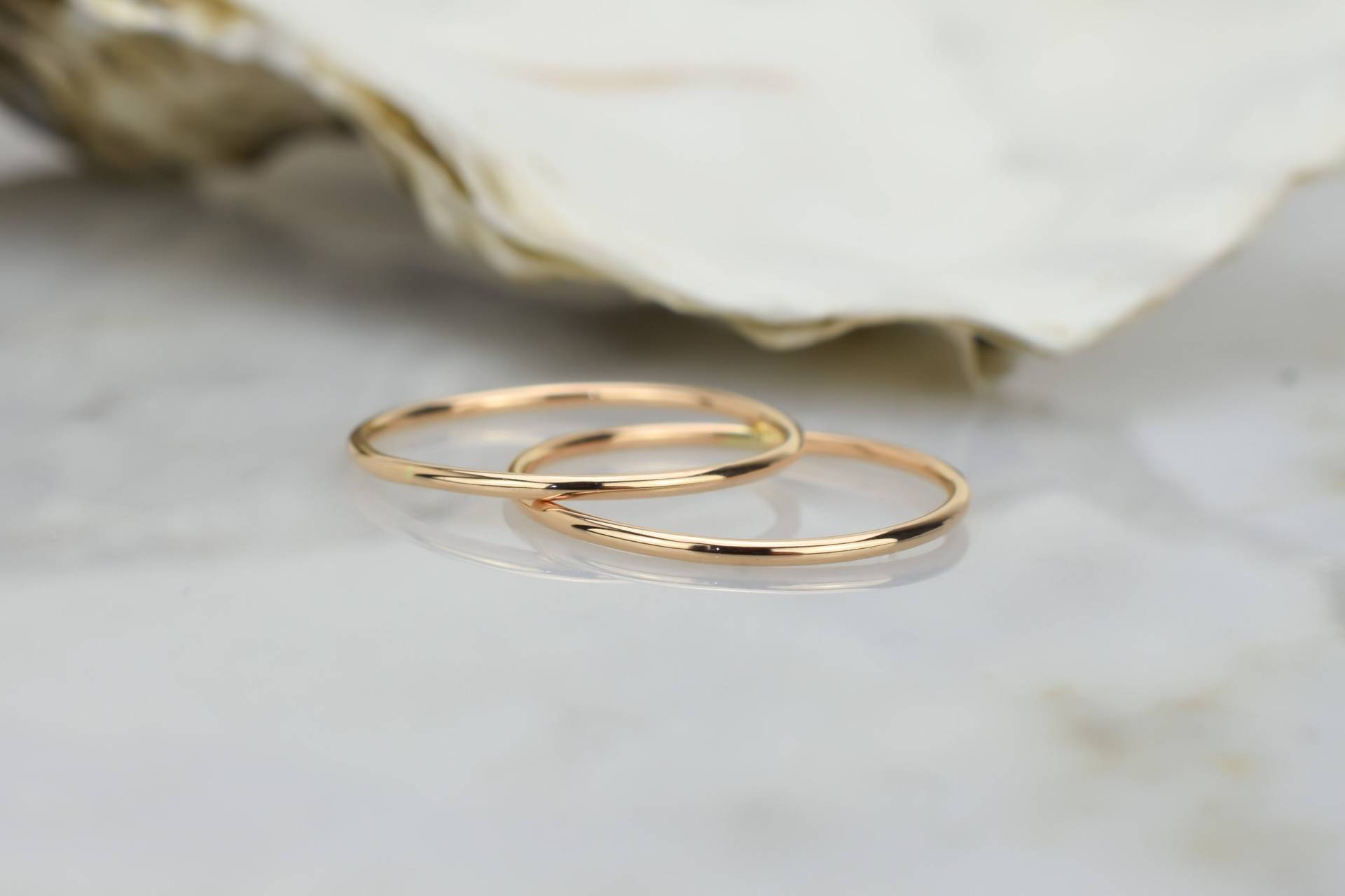 14K Massives Roségold Zwei-Ring-Set 2mm, Gold-Stapelring, Doppelring, Runder Ehering, Zierlicher Stapelring, Einfacher Ring, Dünnes Band von Skyjwels