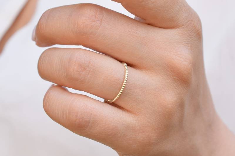 14K Solid Gold Stapelring, Massiv Ehering, 14K Dünner Ring, Ehering, Zierliche Zarte Ring, Gold Band von Skyjwels