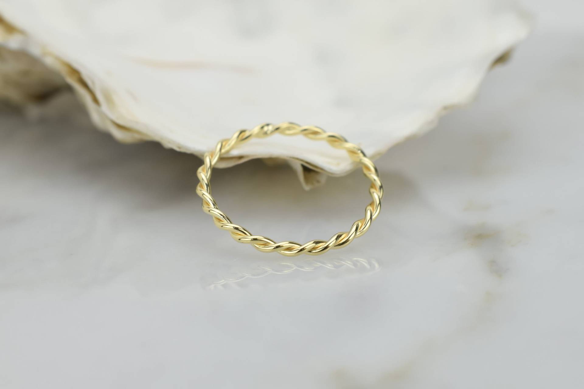 14K Solid Gold Twisted Ring, Stapelring, Seil Ehering, Twist Zierliche Stapelring von Skyjwels