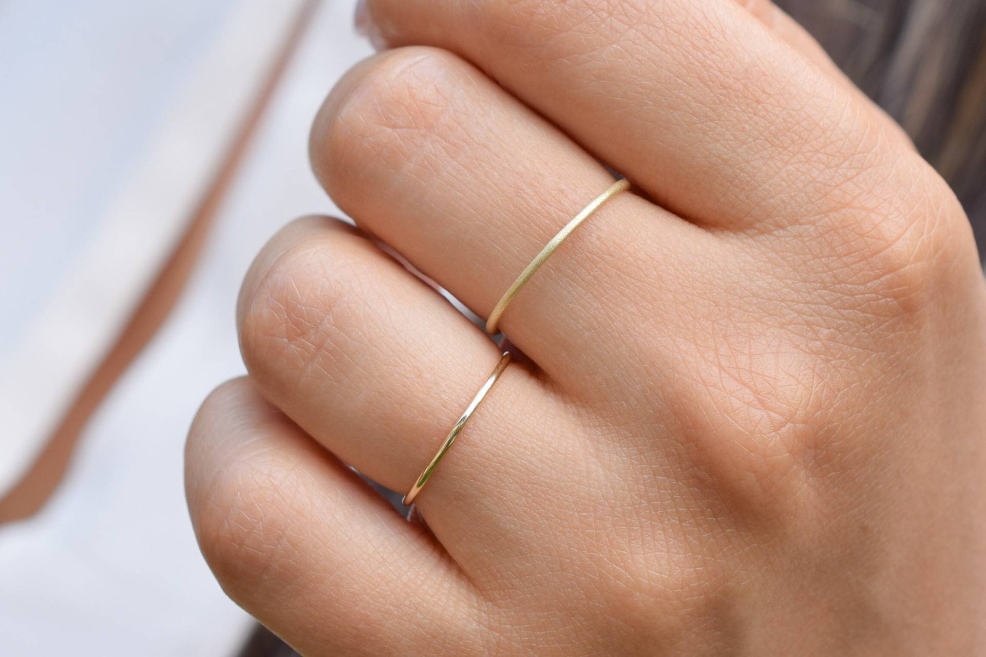 14K Solid Gold Zwei Ring Set Satin-Finish, Stapelring Runde Ehering, Zierliche Stapelring, Einfacher Ring, Dünner Ehering 1 Mm von Skyjwels