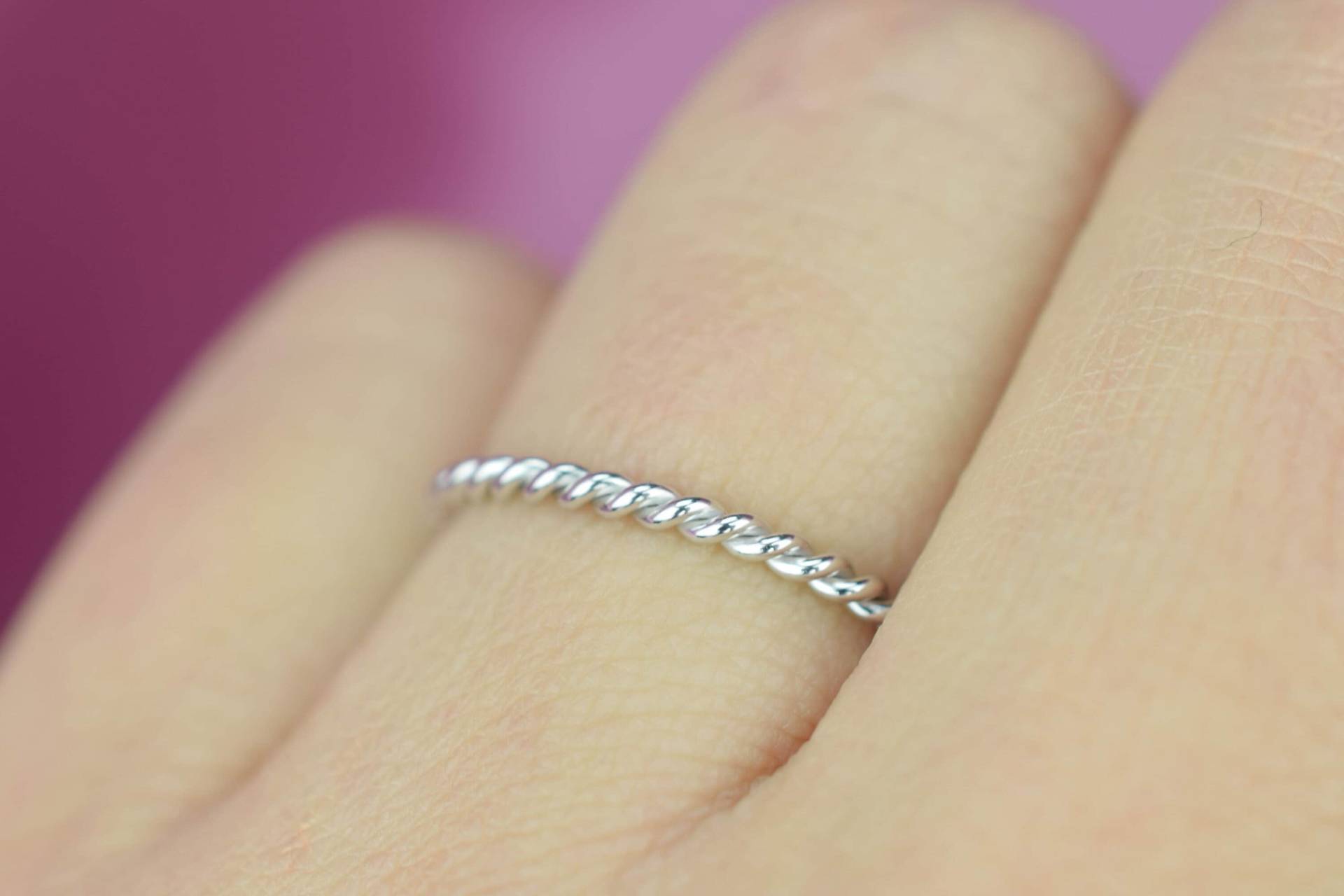 14K Solid White Gold Twisted Ring 1, 5mm, Stapelring, Seil Ehering, Twist Stapelring von Skyjwels