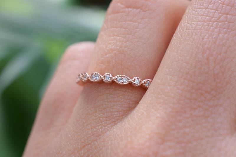 Rose Art Deco Ring, Verlobungsring, Ehering, Milgrain Stapelbarer Halb Eternity Band, Versprechen Ring von Skyjwels