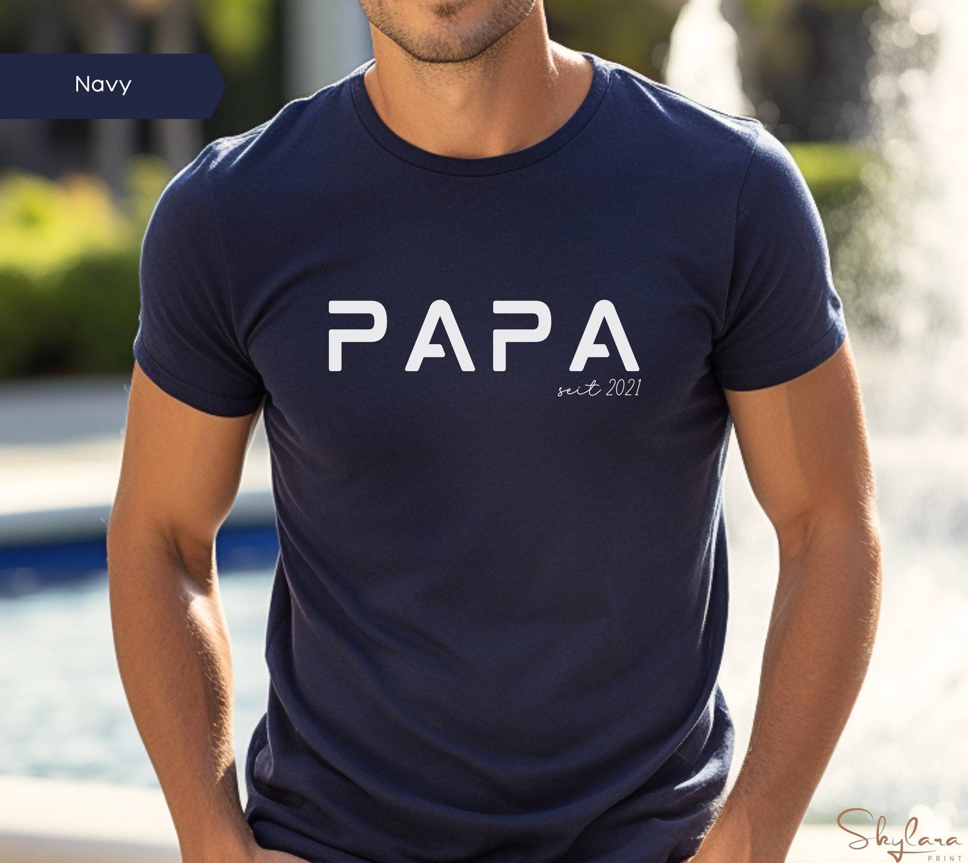 Personalisiertes Papa Seit T-Shirt Mit Name Und Jahreszahl Des Kindes, Geschenk Für Papa, Werdender Ankündigung, Vatertag Personalisiertes Papa Seit T-Shirt Mit Name Und Jahreszahl Des Kindes, Geschenk Für Papa, Werdender Ankündigung, Vatertag von SkylaraPrint