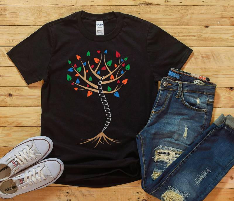 Chiropraktik Baum Kurzarm Unisex T-Shirt von SkylinesDesign