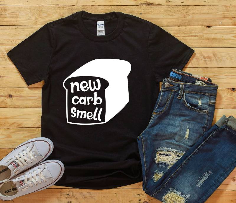 Lustiges Brot Baker's New Carb Geruch Brotlaib Wortspiel Kurzarm Unisex T-Shirt von SkylinesDesign