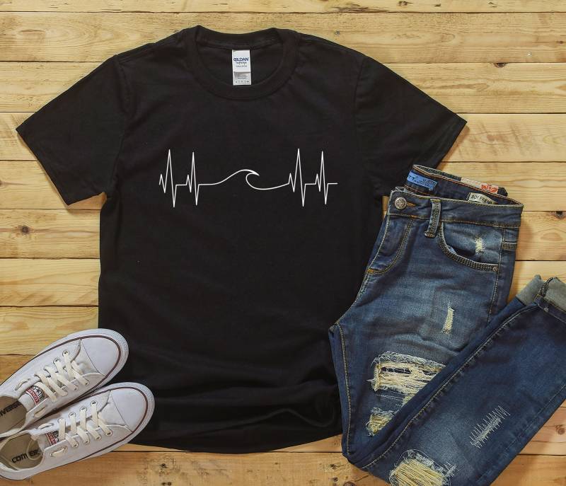 Wave Surfing Heartbeat Kurzärmeliges Unisex T-Shirt von SkylinesDesign