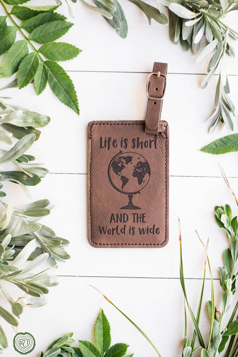 Kofferanhänger Mit Reise-Zitat Und Globus, Life Is Short & The World Wide - Einzigartige Reisegeschenke, Koffer-Gepäckanhänger, Travelers Lt3 Kofferanhänger Mit Reise-Zitat Und Globus, Life Is Short & The World Wide - Einzigartige Reisegeschenke, Koffer-Gepäckanhänger, Travelers Lt3 von SkywardSouvenirs