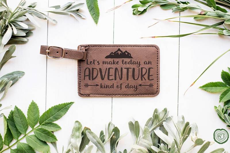 Lassen Sie Uns Heute Eine Abenteuer Art Des Tages Machen Gepäckanhänger, Bergreise, Camping Urlaub, Road Trip Gepäckanhänger Koffer von SkywardSouvenirs