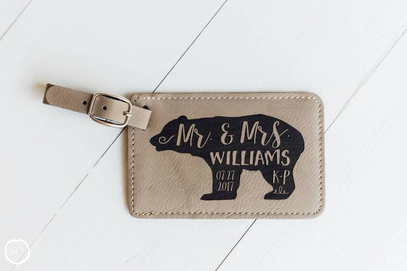 Personalisierter Gepäckanhänger, Leder-Gepäckanhänger, Hochzeitsgeschenk, Bär, Monogramm-Gepäckanhänger Personalisierter Mr Und Personalisierter Gepäckanhänger, Leder-Gepäckanhänger, Hochzeitsgeschenk, Bär, Monogramm-Gepäckanhänger Personalisierter Mr Und von SkywardSouvenirs
