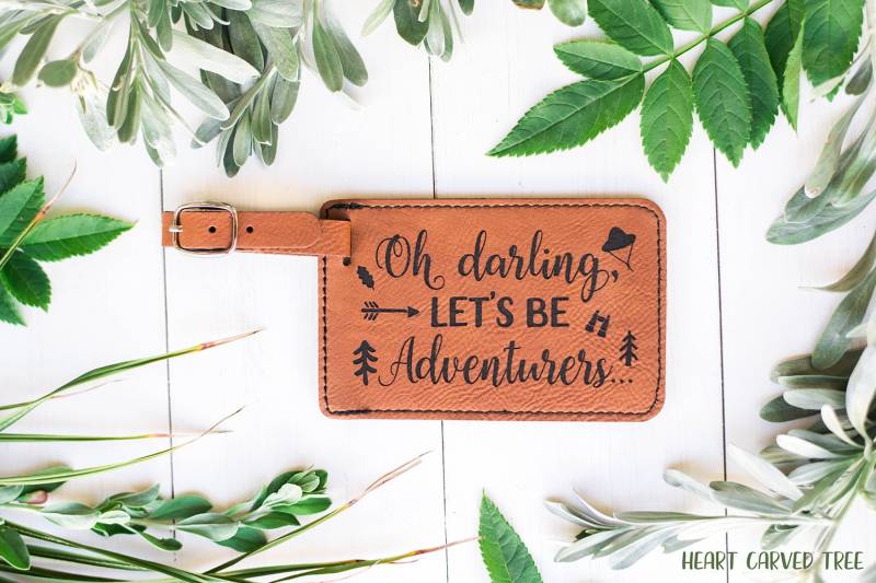 Reise Geschenk Gepäckanhänger, Oh Darling Lets Be Adventurers Zitat, Hochzeit, Flitterwochen Geschenk, Jahrestag Paar Geschenke Weihnachten Reise Geschenk Gepäckanhänger, Oh Darling Lets Be Adventurers Zitat, Hochzeit, Flitterwochen Geschenk, Jahrestag Paar Geschenke Weihnachten von SkywardSouvenirs