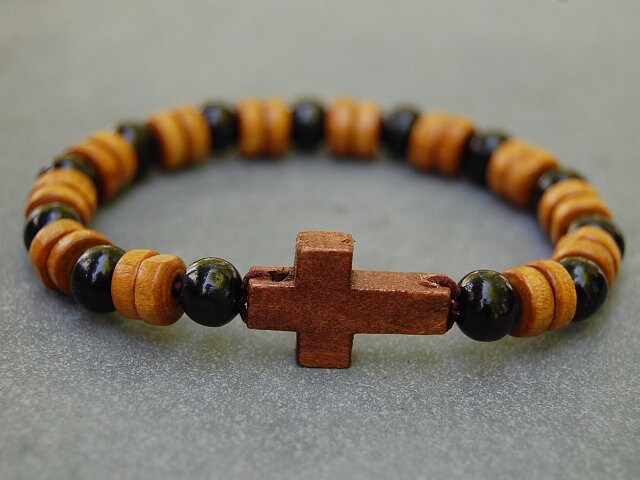 Holz Kreuz Armband, Holzperlen, Elastisch, Easy Fits, Gebets Männer, Frau, Yoga Schutz, Geschenk, Armband von SkywaterStudio